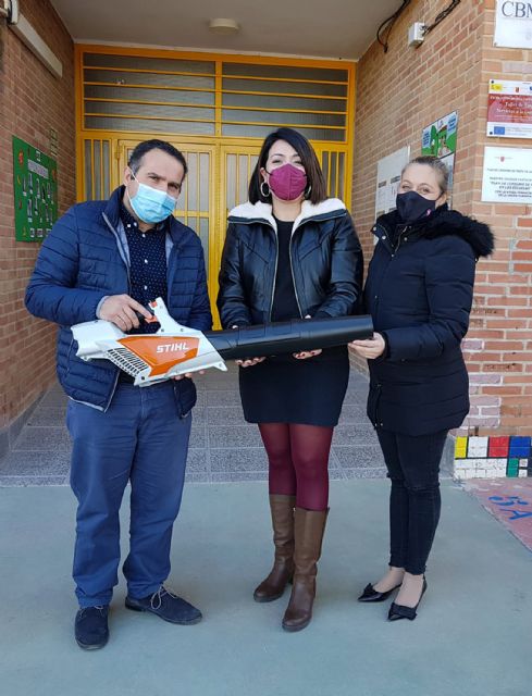 Seis colegios torreños reciben barredoras y sopladoras eléctricas para la limpieza de sus zonas exteriores - 3, Foto 3