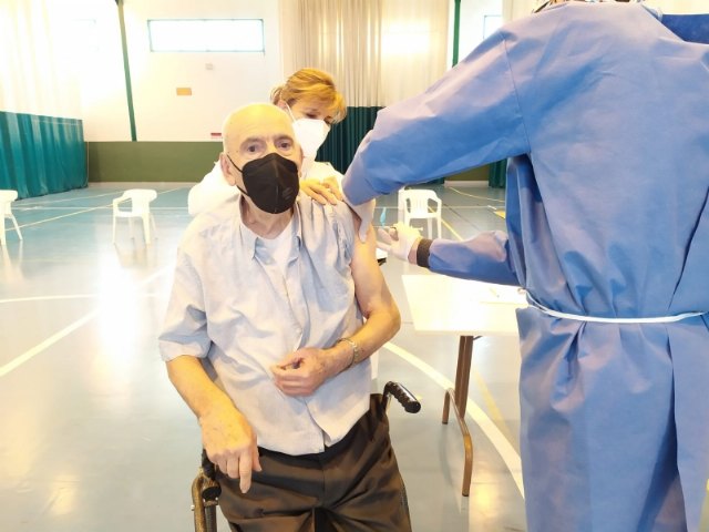 Usuarios y trabajadores de los Centros de Día para la Discapacidad y Personas Mayores reciben la primera dosis de la vacuna contra el COVID-19, Foto 3