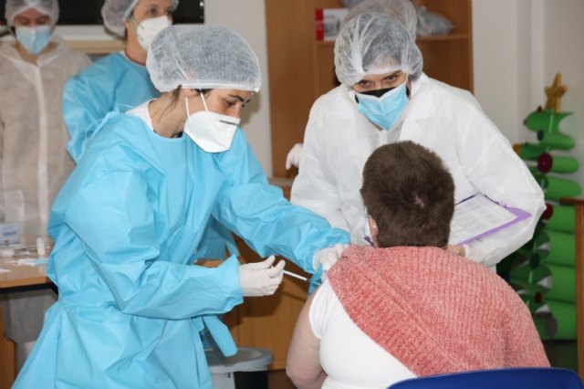 Los centros de da y psicosocial reciben la primera dosis de la vacuna contra la Covid-19, Foto 1