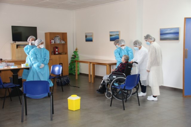 Los centros de da y psicosocial reciben la primera dosis de la vacuna contra la Covid-19, Foto 2