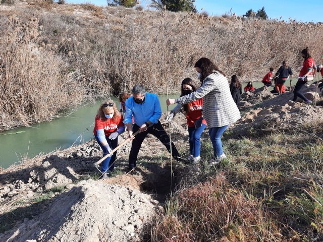 Más de 30 voluntarios participan en una jornada de plantación de árboles y plantas en el Paraje del Agua Salá - 1, Foto 1