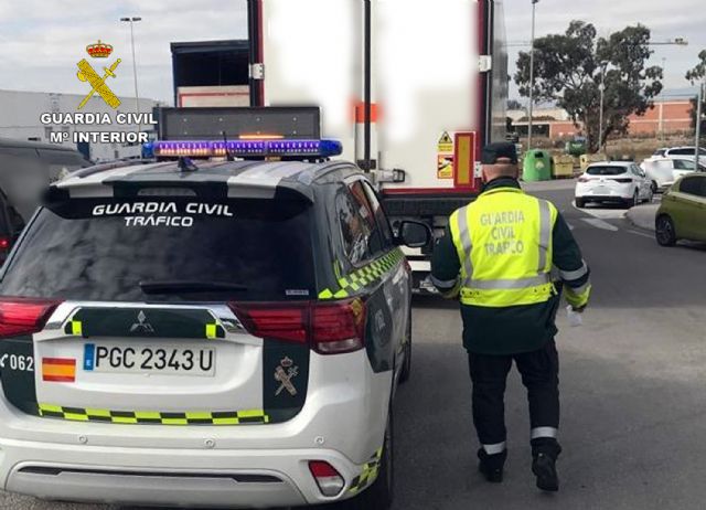 La Guardia Civil investiga a un camionero que conducía superando seis veces la tasa máxima de alcoholemia - 1, Foto 1