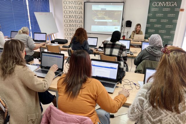 Convega pone en marcha un programa de formación digital para mujeres con el fin de reducir la brecha de género en la Vega Baja - 1, Foto 1