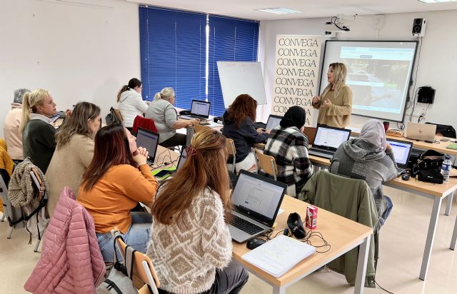 Convega pone en marcha un programa de formación digital para mujeres con el fin de reducir la brecha de género en la Vega Baja - 2, Foto 2