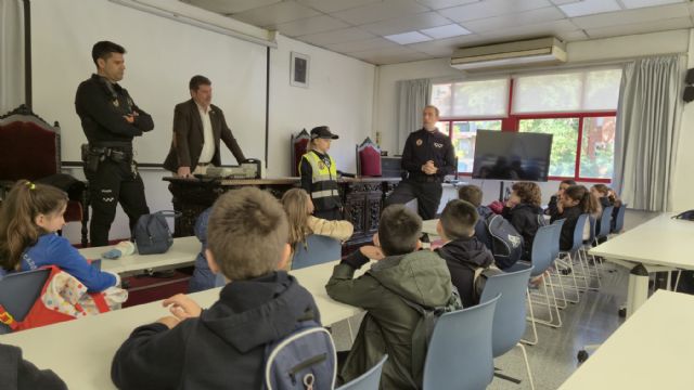 El Ayuntamiento de Murcia acerca la labor de la Policía Local a los escolares en una visita a la Comisaría Infante - 2, Foto 2