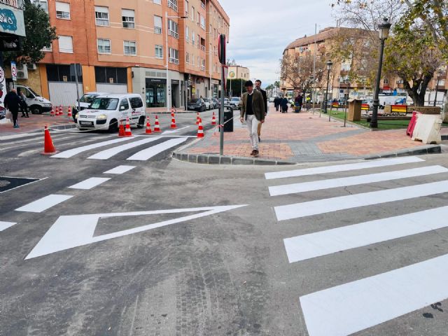 El equipo de Gobierno local lleva a cabo las últimas actuaciones para mejorar la seguridad vial peatonal en la Avenida de Granada - 2, Foto 2