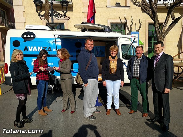 El INFOmóvil visita Totana con el fin de dar a conocer los servicios disponibles a emprendedores y empresarios de esta localidad, Foto 1