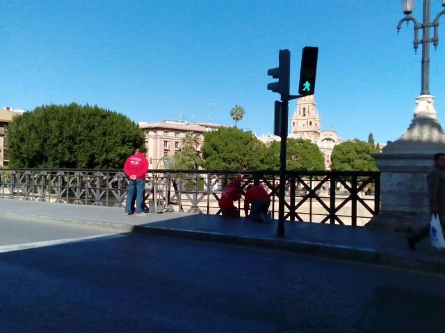 Retiran los candados del Puente Viejo tras una denuncia de HUERMUR - 2, Foto 2