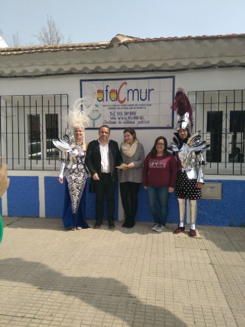 La Federación de Peñas del Carnaval de Totana entrega un donativo de 600 € a Afacmur, Foto 1