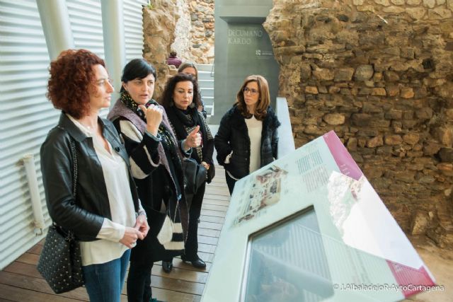 Cartagena muestra su riqueza arqueologica a una delegacion de Turismo de Torrevieja - 1, Foto 1