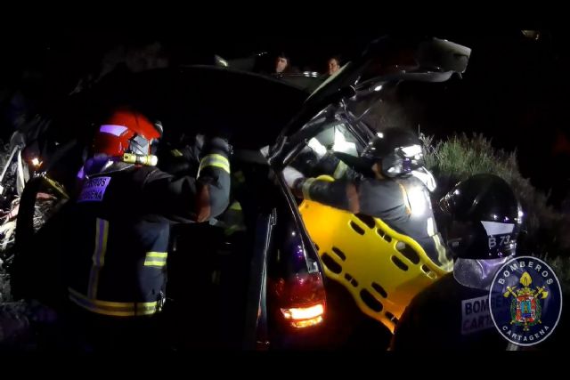 Bomberos de Cartagena rescatan a una persona atrapada en un vehículo accidentado en la carretera de Cala Cortina - 1, Foto 1