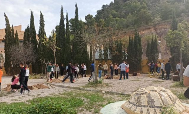 El Plan Foresta llega a los centros de Educación Secundaria con la plantación en el IES Miravete de Torreagüera - 1, Foto 1