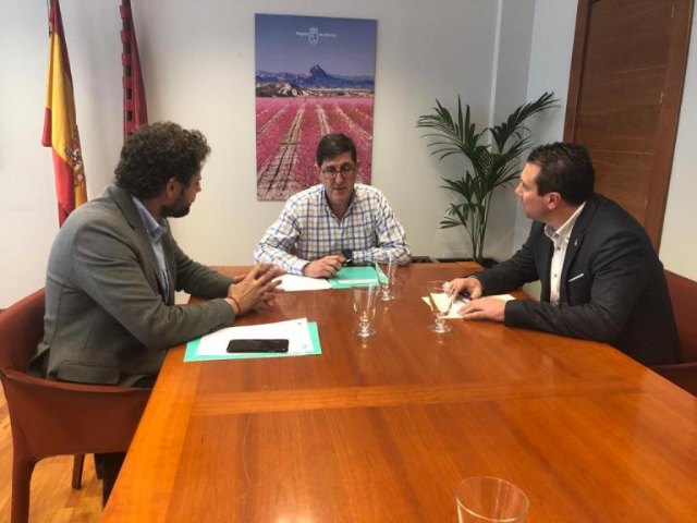 El Alcalde mantiene una reunión con el Consejero de Salud del gobierno regional - 1, Foto 1