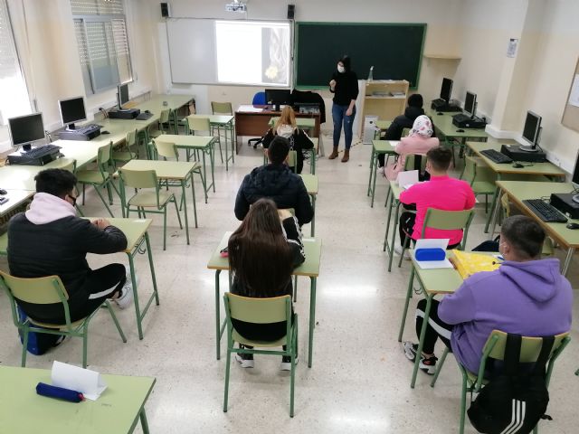 Llega al IES Emilio Pérez Piñero de Calasparra el proyecto Ni cuentos con perdices ni novelas rosas - 2, Foto 2