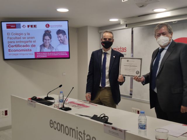 El Colegio de Economistas y la UMU han presentado un Convenio que impulsa la incorporación temprana al empleo de los estudiantes de Economía y Empresa - 1, Foto 1
