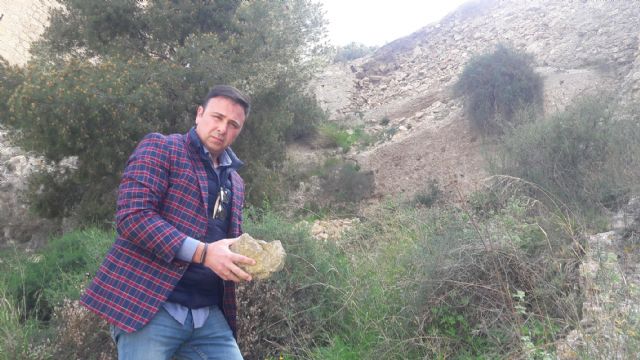 El derrumbe de un tramo de la histórica muralla medieval del castillo provoca la caída de toneladas de piedras ante la total desidia del actual gobierno local - 1, Foto 1