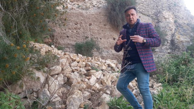 El derrumbe de un tramo de la histórica muralla medieval del castillo provoca la caída de toneladas de piedras ante la total desidia del actual gobierno local - 2, Foto 2