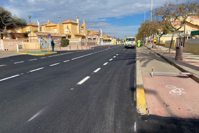 Vía Pública renueva el asfalto y señalización horizontal de la carretera a La Manga de Cabo de Palos - 1, Foto 1