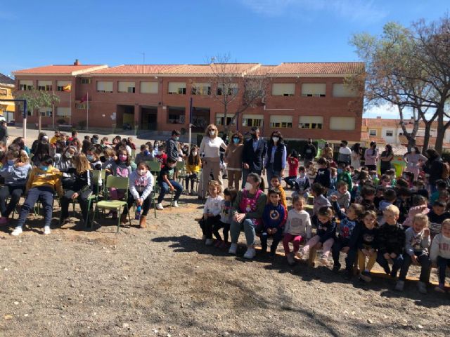 El CEIP Poeta Antonio Oliver estrena un mural tridimensional en el huerto escolar con verduras modeladas en arcilla por los escolares - 1, Foto 1