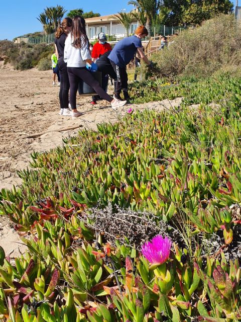 El alumnado del IES Europa participa en una jornada de retirada de la especie exótica invasora uña de gato - 3, Foto 3