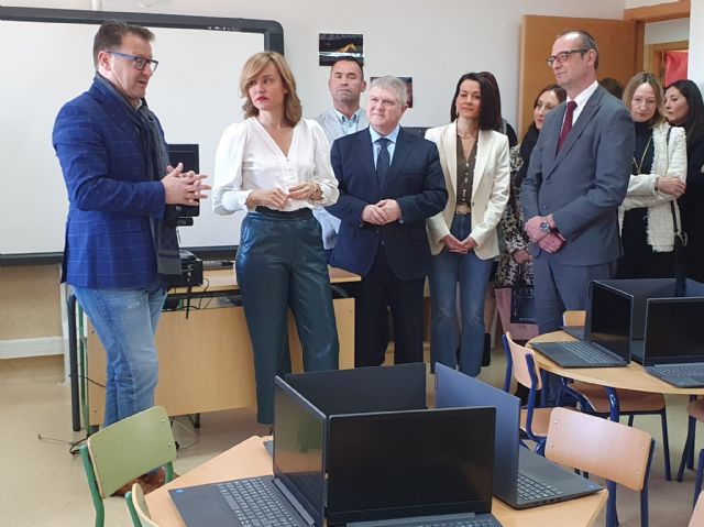 El consejero Víctor Marín mantiene un encuentro con la ministra de Educación - 2, Foto 2