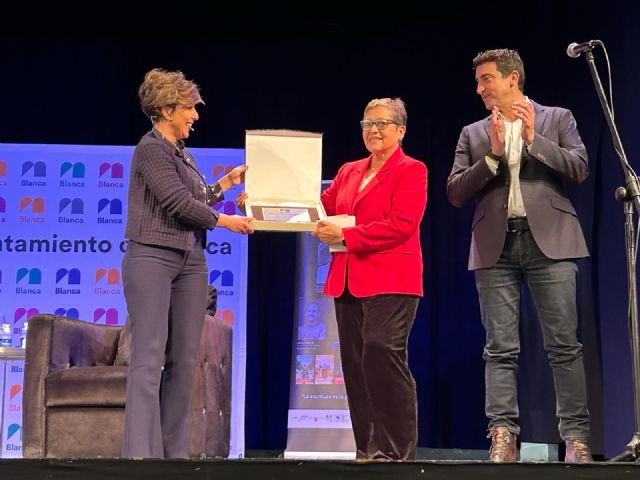 Lleno en el Teatro Victoria para ver a Sonsoles Ónega, galardonada con el último Premio Planeta, durante la inauguración de Río de Letras - 1, Foto 1