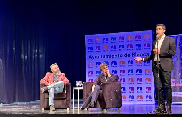 Lleno en el Teatro Victoria para ver a Sonsoles Ónega, galardonada con el último Premio Planeta, durante la inauguración de Río de Letras - 3, Foto 3
