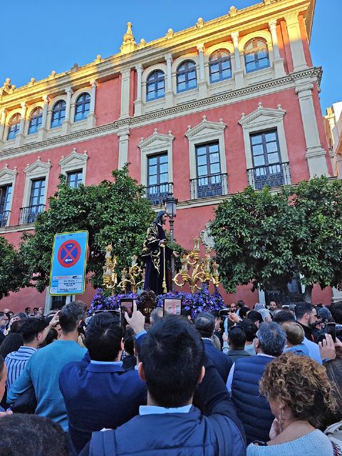 Religión. Sevilla. El Cristo de la Redención presidió el Vía-crucis de las Hermandades de Sevilla que fue hasta la Catedral hispalense - 3, Foto 3