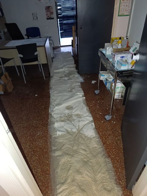 UGT Servicios Públicos denuncia que el personal del Centro de Salud de Alcantarilla-Sangonera trabaja entre cascotes, suelos inundados y cortes de luz - 1, Foto 1