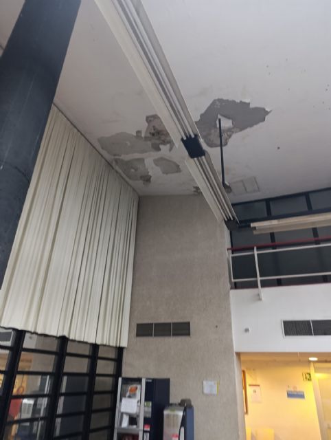 UGT Servicios Públicos denuncia que el personal del Centro de Salud de Alcantarilla-Sangonera trabaja entre cascotes, suelos inundados y cortes de luz - 3, Foto 3