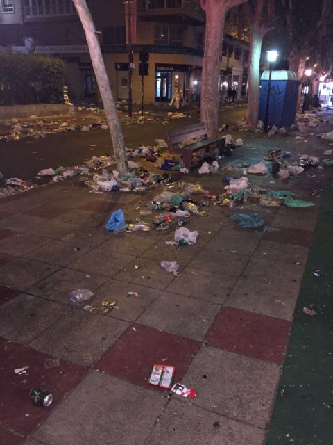 El dispositivo especial de limpieza permite que Murcia amanezca preparada para disfrutar de la ciudad horas después del Entierro de la Sardina - 1, Foto 1