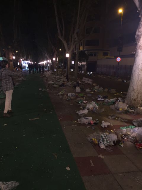 El dispositivo especial de limpieza permite que Murcia amanezca preparada para disfrutar de la ciudad horas después del Entierro de la Sardina - 2, Foto 2