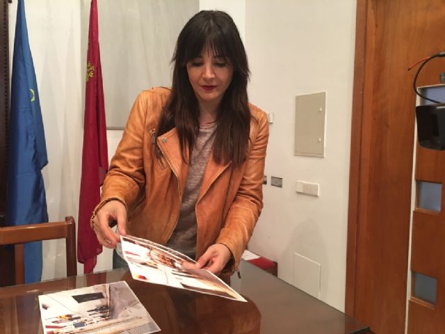 El PSOE denuncia la espera en la calle de decenas de ciudadanos en las inmediaciones de las oficina de empadronamiento - 1, Foto 1