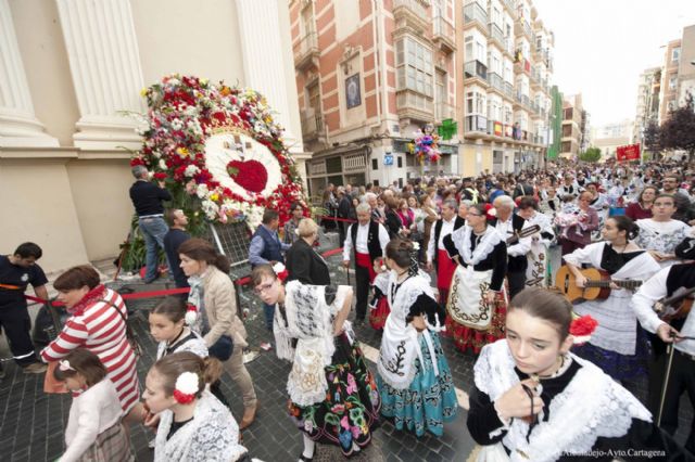 Mas de mil quinientas personas participan este Viernes de Dolores en la Ofrenda Floral a la patrona - 1, Foto 1