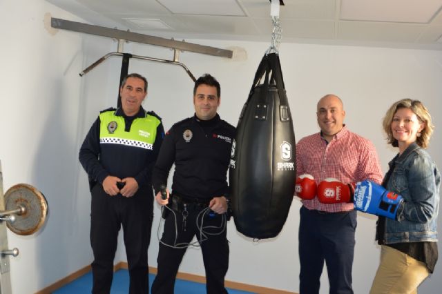 Policía Local recibe material deportivo cedido por el Club Murciano de Boxeo - 1, Foto 1