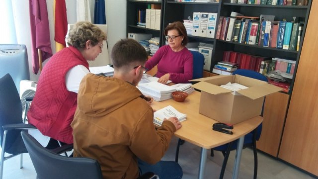 Empleados públicos trabajan en la confección de las notificaciones a los seleccionados en el sorteo de las mesas electorales de los comicios del 28-A