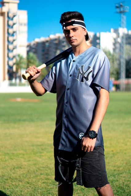 El cantante español RedMoon presenta su nuevo videoclip titulado «Bate» - 1, Foto 1