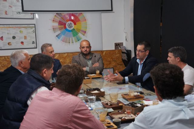 Manuel Torres Noelia Arroyo pretende burlarse de los veteranos del Efesé y de la historia del FC Cartagena - 1, Foto 1