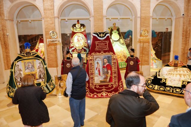 El Paso Azul estrena tres mantos pertenecientes a la Caballería Romana e inicia, así, la renovación de uno de los grupos bíblicos más simbólicos de la Hermandad - 2, Foto 2