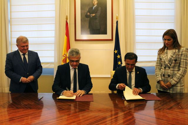 Vélez celebra la firma del protocolo entre MITMA y ayuntamiento de Murcia para el desarrollo del tranvía en el barrio del Carmen - 1, Foto 1