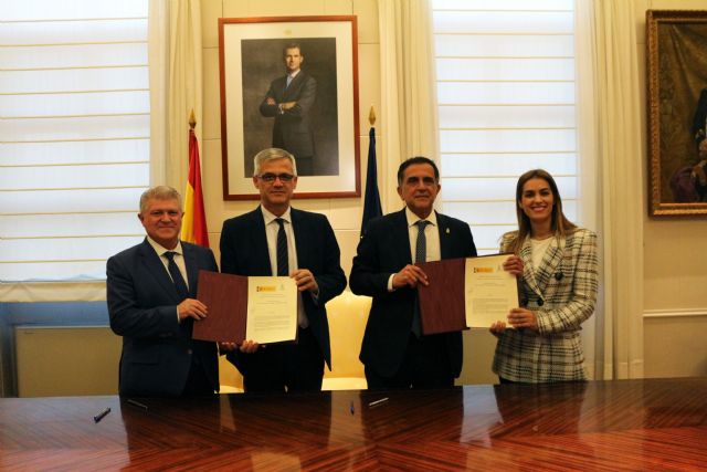 Vélez celebra la firma del protocolo entre MITMA y ayuntamiento de Murcia para el desarrollo del tranvía en el barrio del Carmen - 2, Foto 2
