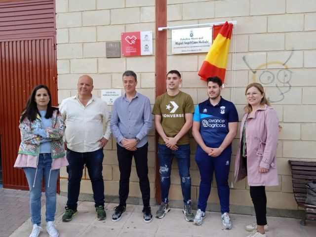 El pabellón polideportivo municipal de Blanca ya rinde homenaje al futbolista Miguel Ángel Mellado - 1, Foto 1