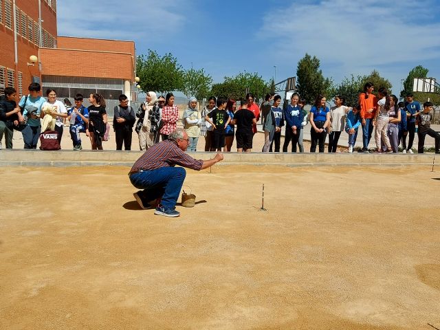El IES Sabina Mora de Roldán instala una pista de bolos cartageneros - 1, Foto 1