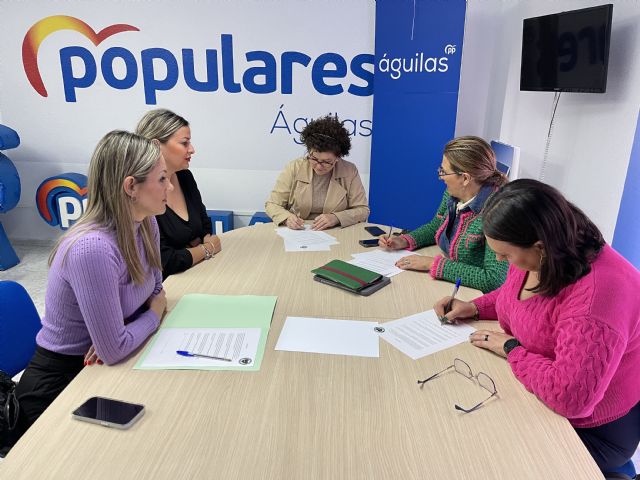 Eva Reverte, Isabel Borrego y Antonia López se reúnen con representantes de Nuestro Corazón por Bandera para abordar sus reivindicaciones - 1, Foto 1