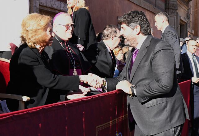 López Miras asiste a la procesión de los Salzillos y destaca que la presencia en ella de la Reina Do&ntilde;a Sofía da cuenta de la trascendencia de la Semana Santa en la Región - 2, Foto 2