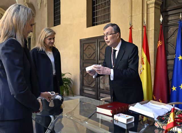 La Reina Sofía deja su huella en Murcia firmando en el Libro de Oro del Ayuntamiento - 2, Foto 2
