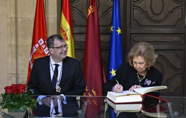 La Reina Sofía deja su huella en Murcia firmando en el Libro de Oro del Ayuntamiento - 3, Foto 3