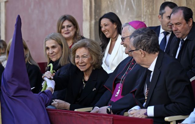 La Reina Sofía deja su huella en Murcia firmando en el Libro de Oro del Ayuntamiento - 4, Foto 4