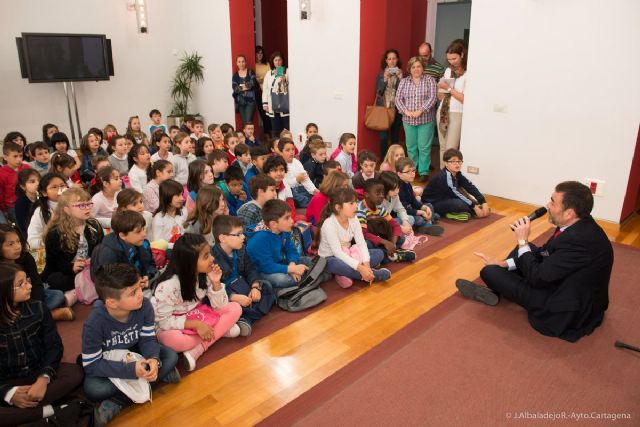 El alcalde comparte experiencias y confidencias con los pequeños del colegio San Isidoro y Santa Florentina - 1, Foto 1