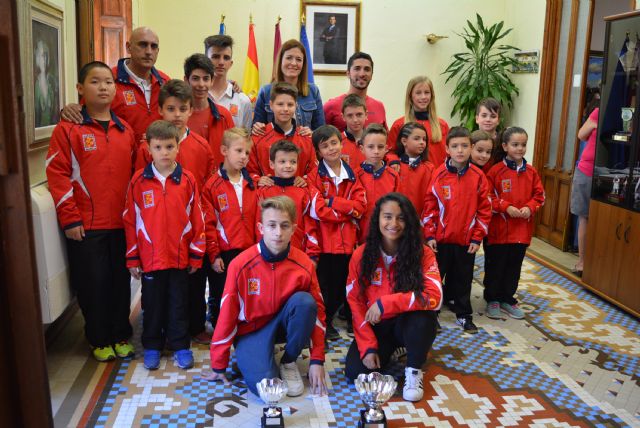 Los integrantes del Club Kárate Águilas son recibidos por la alcaldesa y el edil de Deportes - 1, Foto 1